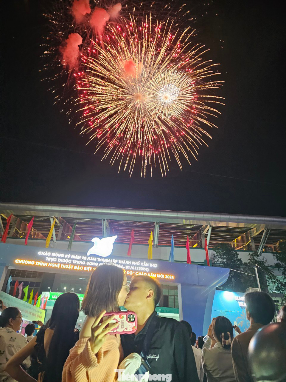 Hai bạn trẻ Khánh Nhân và Bích Liên từ Sóc Trăng đến Cần Thơ xem bắn pháo hoa. Nhân dịp bước sang năm mới, hai bạn trao nhau nụ hôn nồng thắm. Ảnh: Hòa Hội