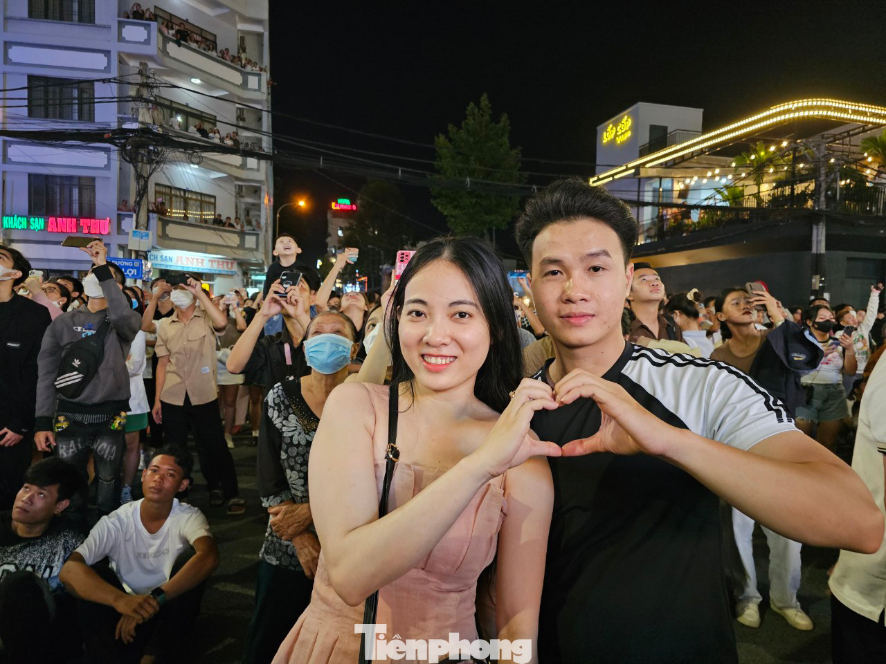 Bạn trẻ đến Cần Thơ xem bắn pháo hoa mừng năm mới. Ảnh: Hòa Hội.