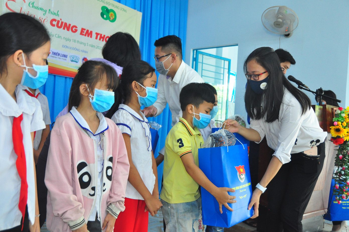 Đơn vị tài trợ trao quà cho các em