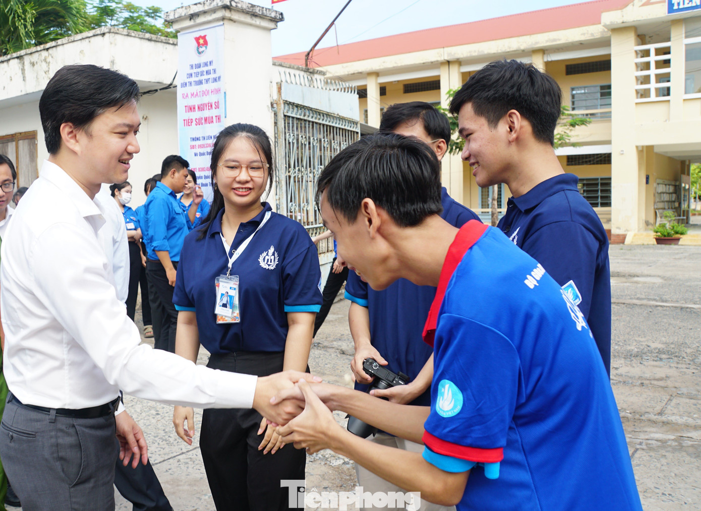 Anh Nguyễn Minh Triết động viên tình nguyện viên tiếp sức mùa thi tại điểm thi trường THPT Long Mỹ. Ảnh: Hòa Hội Anh Nguyễn Minh Triết động viên tình nguyện viên tiếp sức mùa thi tại điểm thi trường THPT Long Mỹ. Ảnh: Hòa Hội