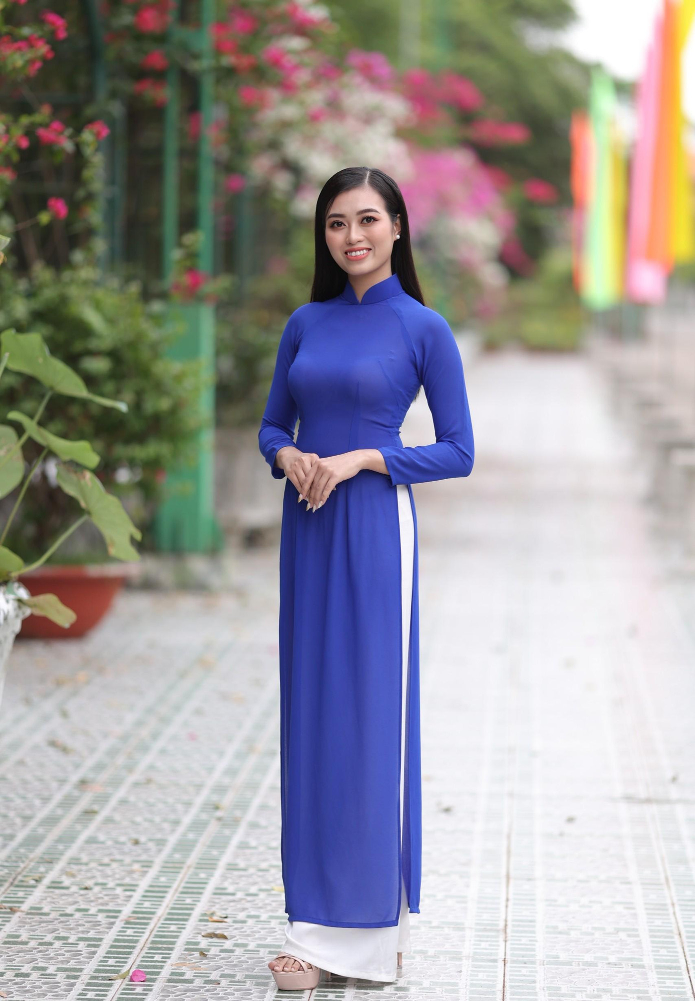 Ánh Tuyết duyên dáng với tà áo dài