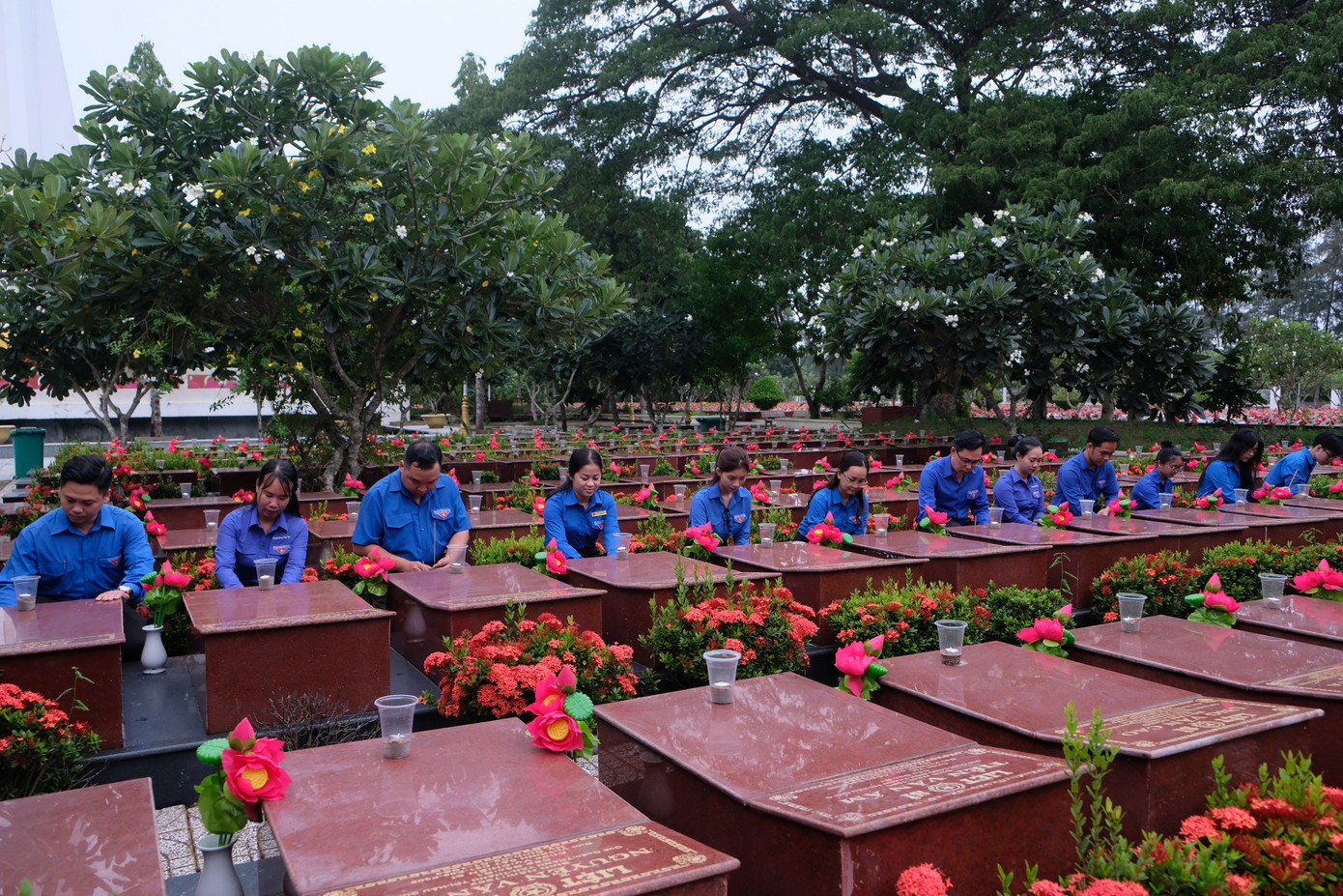 Tuổi trẻ thành phố Cần Thơ tri ân anh hùng liệt sĩ. Ảnh: M. Trung