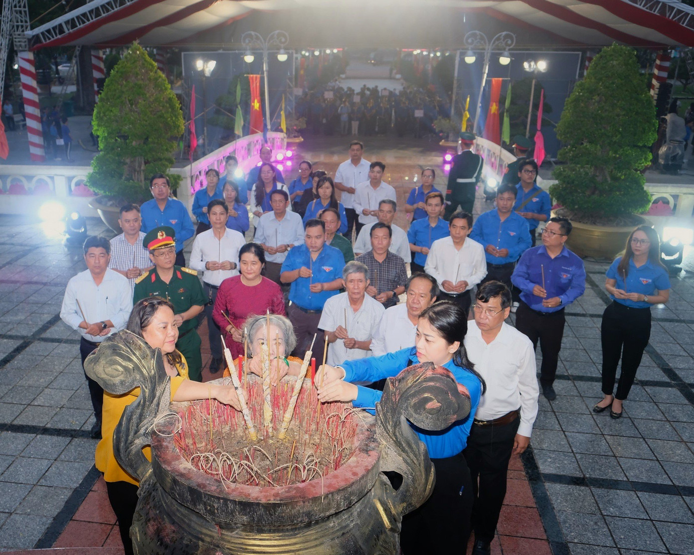 Lãnh đạo các sở, ngành TP. Cần Thơ và cán bộ, đoàn viên thanh niên dâng hương, tri ân anh hùng liệt sĩ.