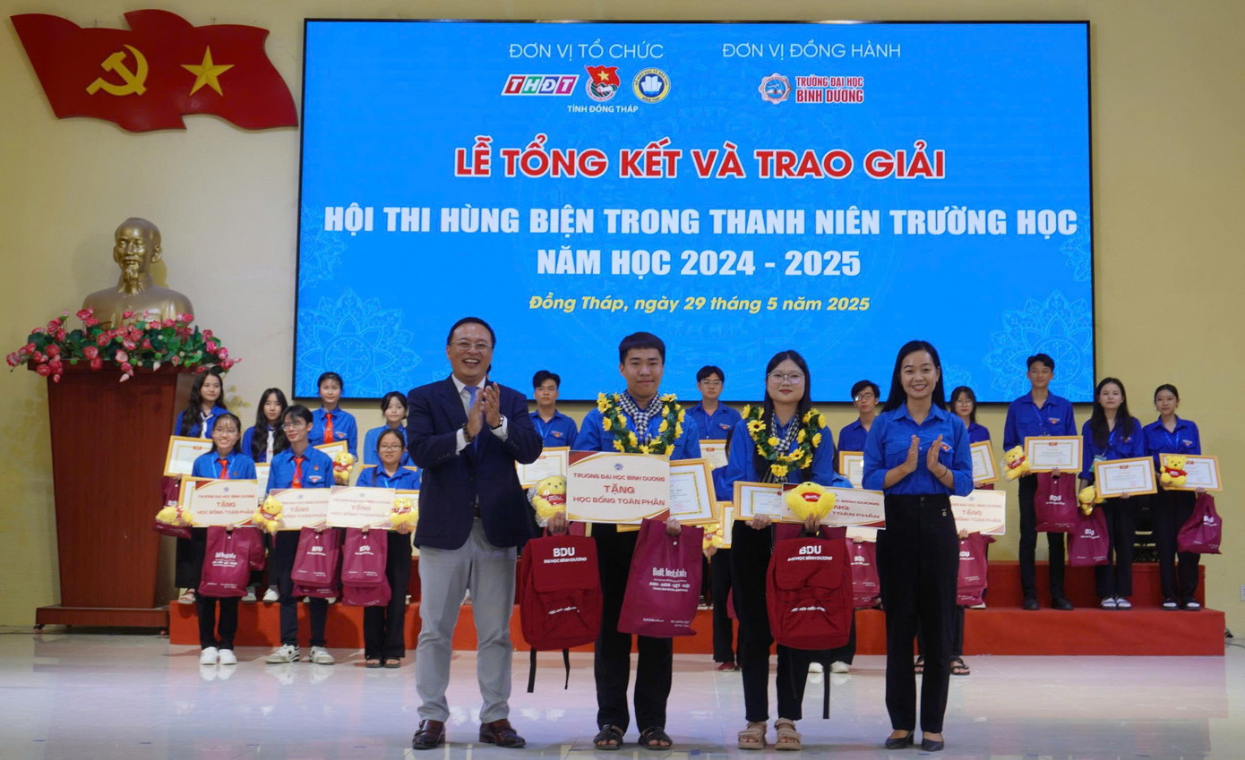 Ban tổ chức trao giải nhất cho em Trần Hữu Tiến Đạt lớp 12A2 và em Trần Hồng Lam Lớp 11A1, cùng Trường THPT Lấp Vò 3, huyện Lấp Vò.