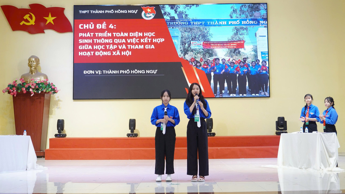 Các em học sinh thi hùng biện.