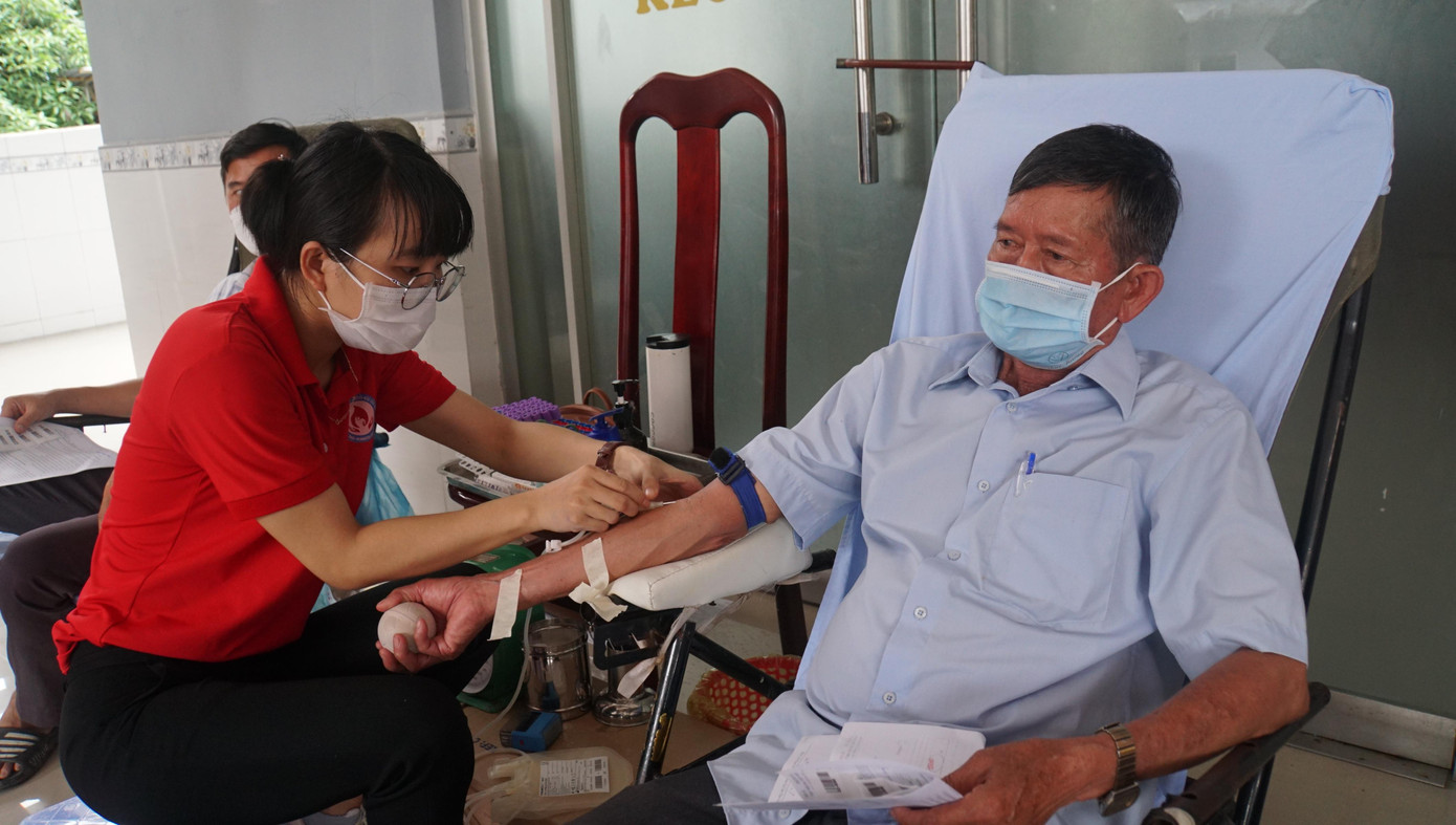 Người dân hiến máu tình nguyện tại huyện Tam Bình. - Ảnh: Hòa Hội