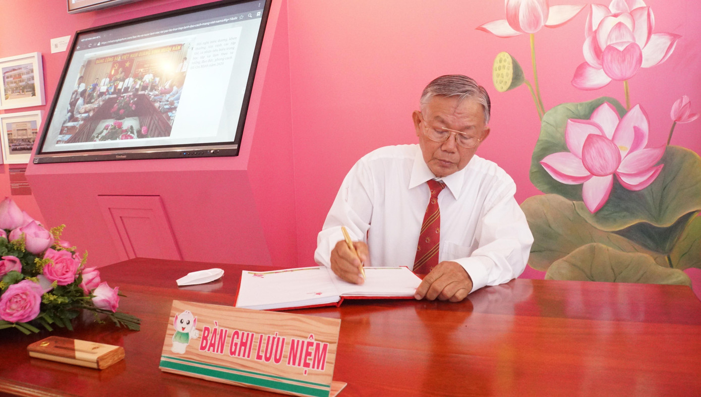 Nguyên lãnh đạo tỉnh Đồng Tháp ghi sổ lưu niệm. - Ảnh: Hòa Hội
