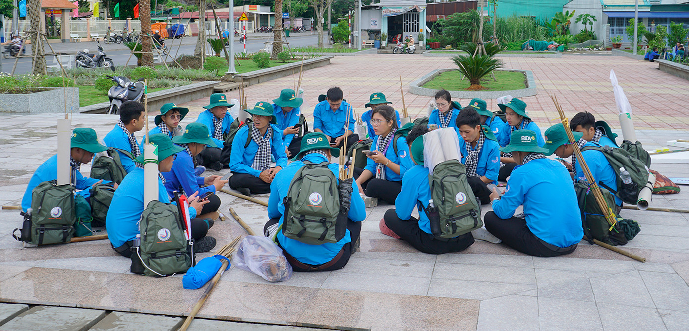 Trại sinh làm việc nhóm.