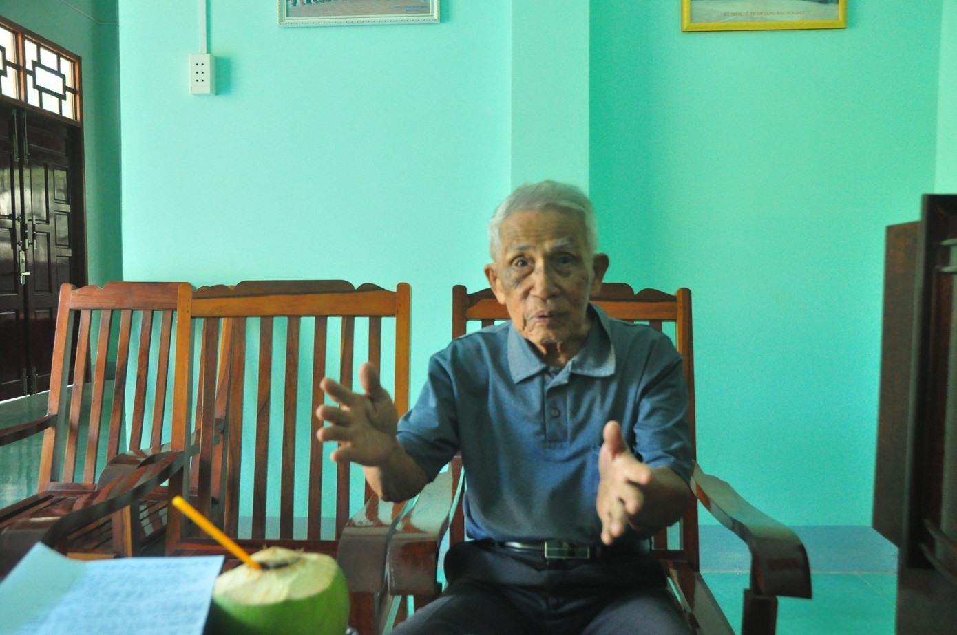 Ông Phạm Hữu Thừa (Hai Thừa) trò chuyện với phóng viên. Ảnh: Hòa Hội