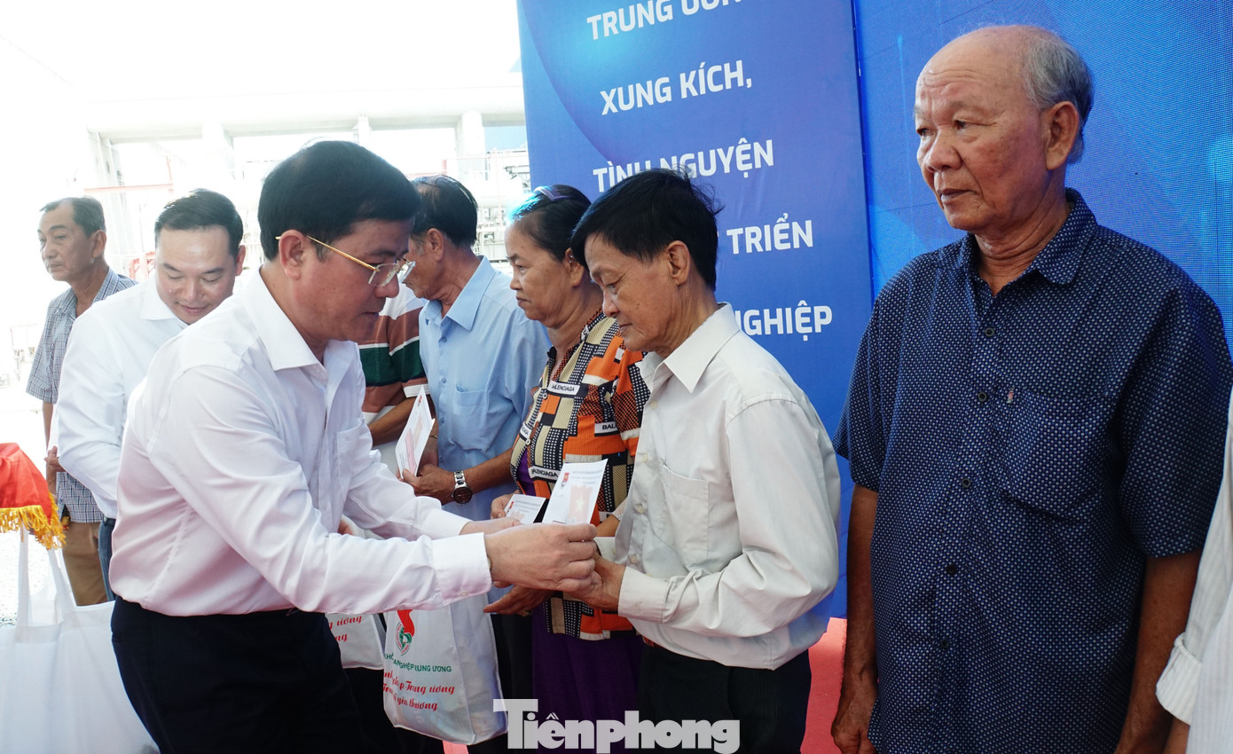 Ông Trần Văn Huyến tặng quà cho người dân. Ảnh: Hòa Hội Ông Trần Văn Huyến tặng quà cho người dân. Ảnh: Hòa Hội