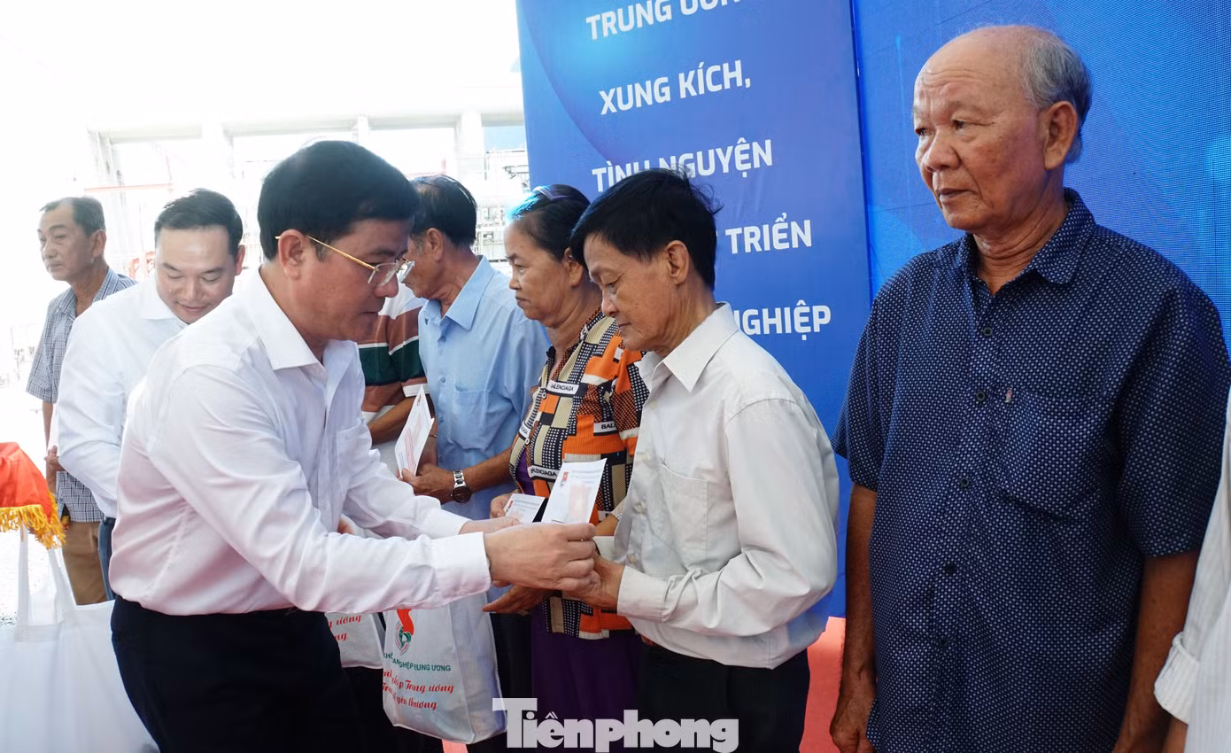 Ông Trần Văn Huyến tặng quà cho người dân. Ảnh: Hòa Hội Ông Trần Văn Huyến tặng quà cho người dân. Ảnh: Hòa Hội