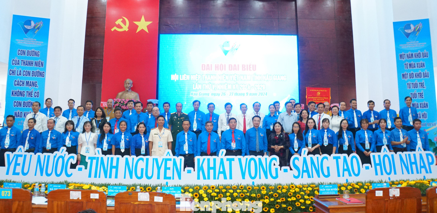 Ủy ban Hội LHTN Việt Nam tỉnh Hậu Giang khóa V ra mắt đại hội. Ảnh: Hòa Hội