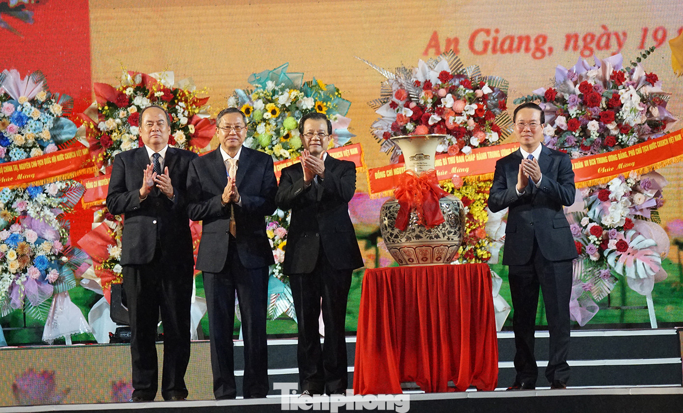 Chủ tịch nước Võ Văn Thưởng trao quà của Tổng Bí thư Nguyễn Phú Trọng gửi tặng Đảng bộ, chính quyền và nhân dân tỉnh An Giang. Ảnh: Hòa Hội Chủ tịch nước Võ Văn Thưởng trao quà của Tổng Bí thư Nguyễn Phú Trọng gửi tặng Đảng bộ, chính quyền và nhân dân tỉnh An Giang. Ảnh: Hòa Hội