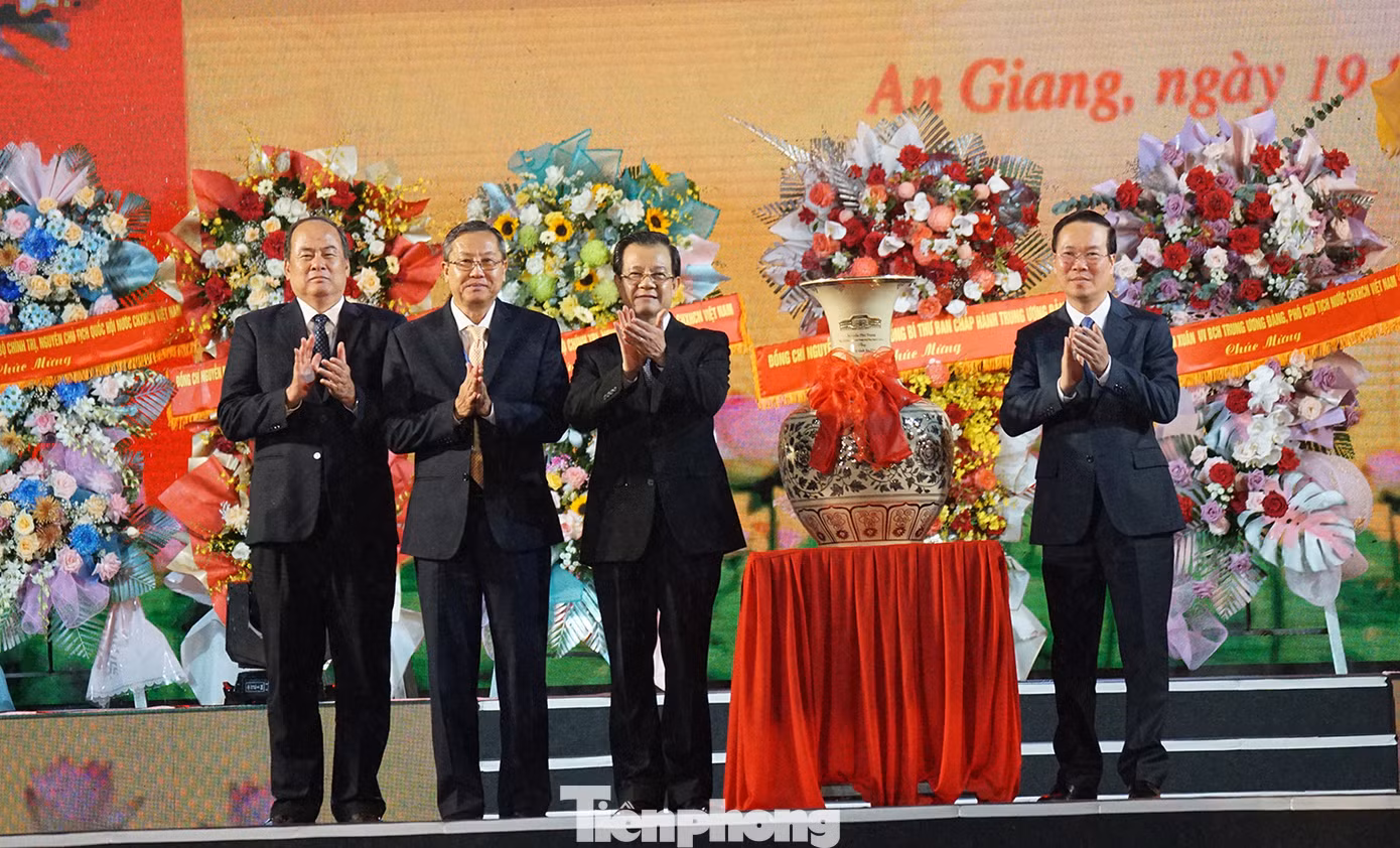 Chủ tịch nước Võ Văn Thưởng trao quà của Tổng Bí thư Nguyễn Phú Trọng gửi tặng Đảng bộ, chính quyền và nhân dân tỉnh An Giang. Ảnh: Hòa Hội Chủ tịch nước Võ Văn Thưởng trao quà của Tổng Bí thư Nguyễn Phú Trọng gửi tặng Đảng bộ, chính quyền và nhân dân tỉnh An Giang. Ảnh: Hòa Hội