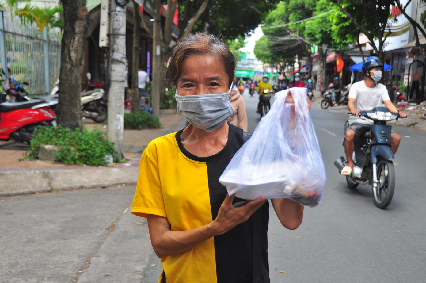 Họ mong được chia sẻ, giúp những người nghèo, bán vé số gặp khó khăn trong mua dịch giảm bớt khó khăn. Phần cơm tuy không nhiều nhưng sẽ giúp những người cần cảm thấy ấm lòng, giảm bớt chi phí trong tình hình dịch bùng phát. Kinh phí do các mạnh thường quân đóng góp, thầy cô giáo của trường cùng nhau nấu để trao tận tay người dân.