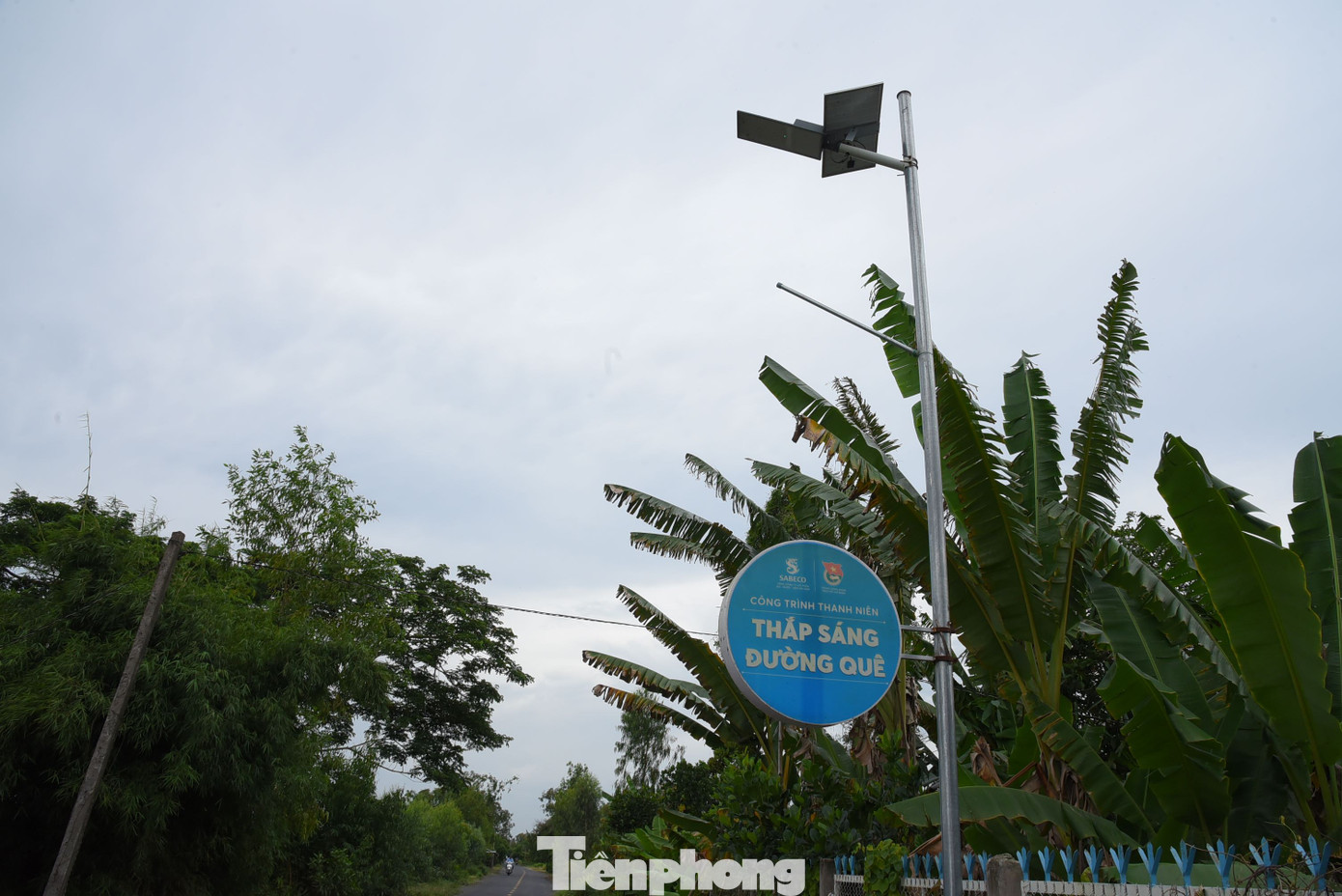 Hệ thống đèn thắp sáng đường quê tại ấp 1. Anh Nguyễn Tường Lâm khảo sát hệ thống đèn thắp sáng đường quê tại ấp 1, xã Tân Kiều. Ảnh: Hòa Hội