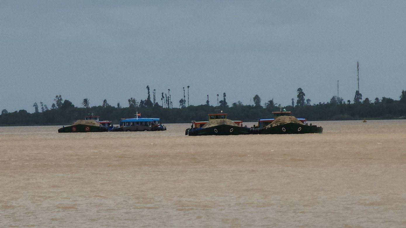 Trước đó, Cơ quan CSĐT Bộ Công an đã ra quyết định khởi tố vụ án xảy ra tại Công ty Cổ phần đầu tư Trung Hậu - Tổng 68 và các đơn vị có liên quan. Mở rộng điều tra, Cơ quan CSĐT Bộ Công an xác định: ông Trần Anh Thư với cương vị là Phó Chủ tịch UBND tỉnh An Giang đã chỉ đạo Nguyễn Việt Trí, Giám đốc Sở Tài nguyên và Môi trường hỗ trợ, tạo điều kiện giúp đỡ cho Công ty cổ phần Đầu tư Trung Hậu - Tổng 68 được cấp phép thăm dò, khai thác, nâng trữ lượng, công suất khai thác, bỏ qua những sai phạm trong quá trình khai thác tại mỏ cát Mỹ Hiệp và Bình Phước Xuân (Chợ Mới). Ảnh: CTV.