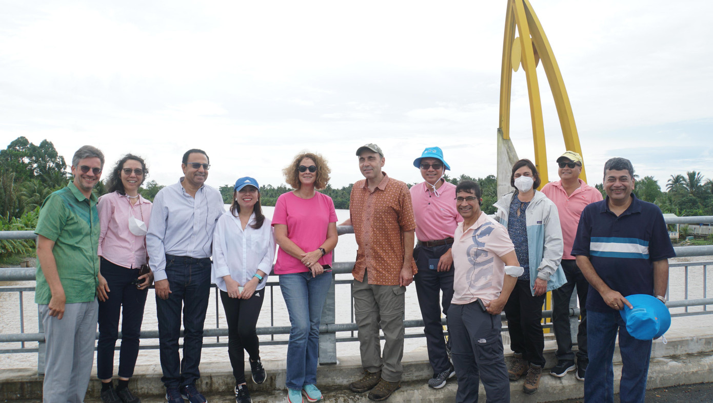 Đoàn công tác khảo sát cống Vũng Liêm, tỉnh Vĩnh Long. Đoàn công tác khảo sát cống Vũng Liêm, tỉnh Vĩnh Long.