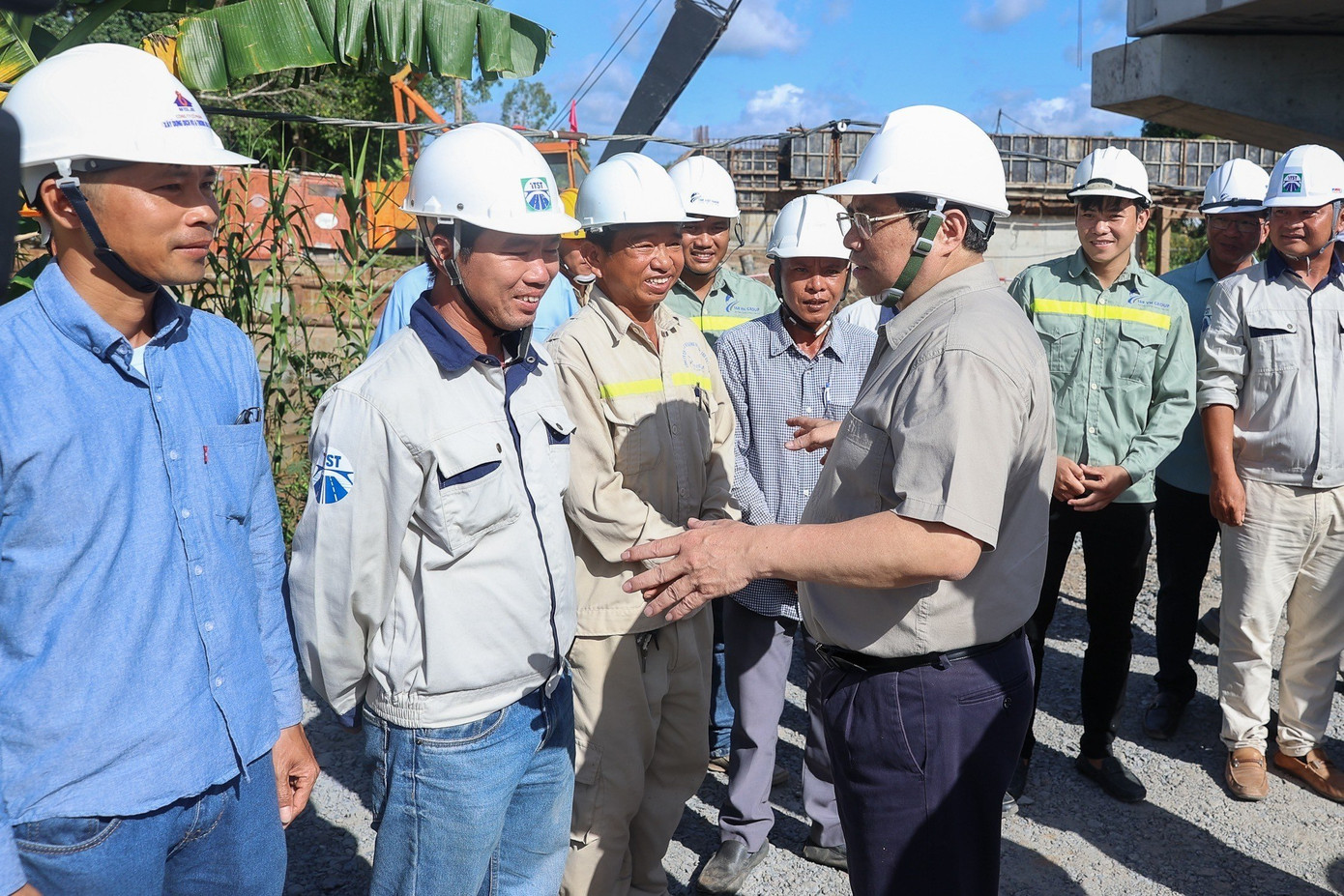 Thủ tướng Phạm Minh Chính trò chuyện, động viên công nhân làm việc tại dự án nâng cấp quốc lộ 30. Ảnh: Nhật Bắc. Thủ tướng Phạm Minh Chính trò chuyện, động viên công nhân làm việc tại dự án nâng cấp quốc lộ 30. Ảnh: Nhật Bắc.