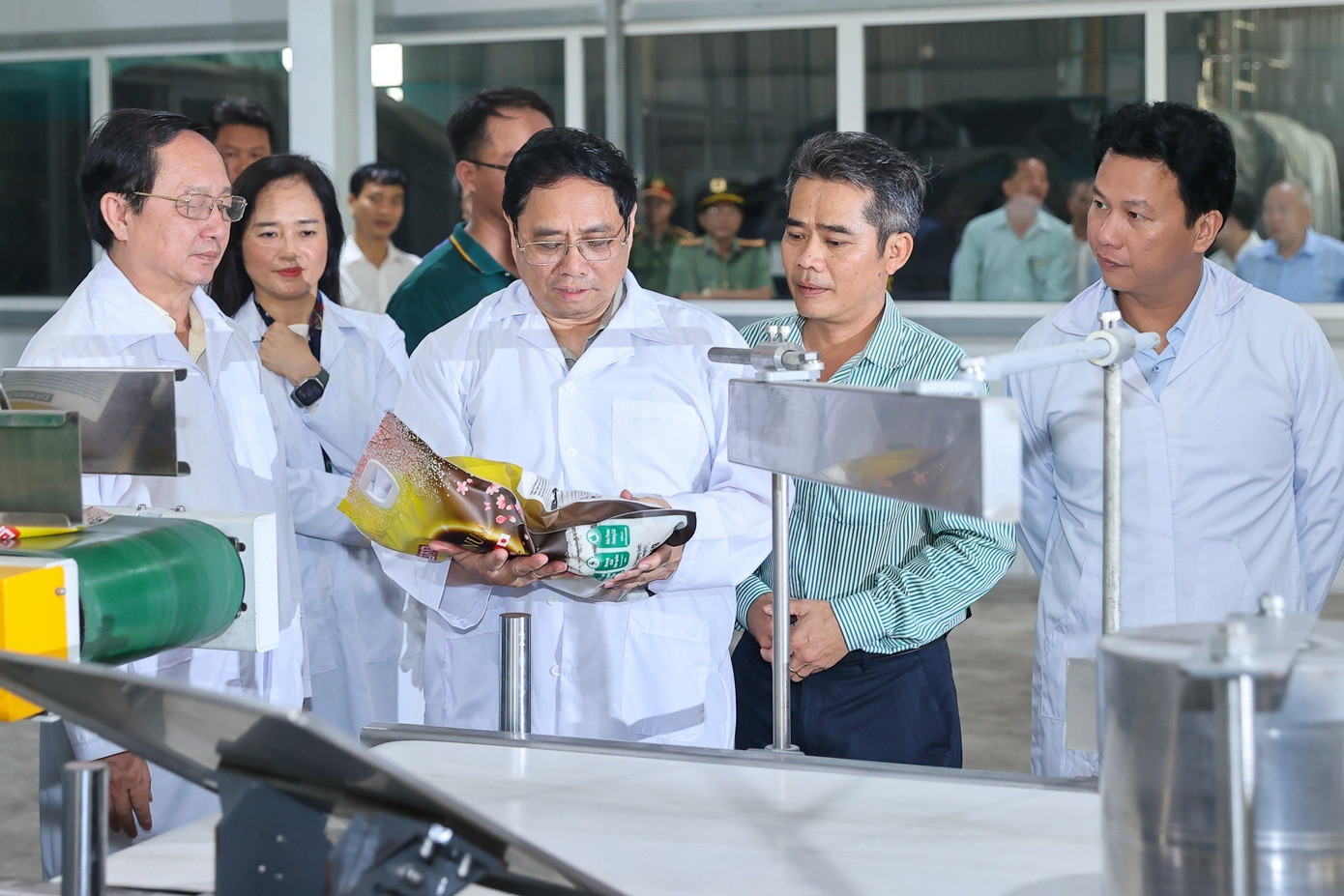 Thủ tướng Phạm Minh Chính thăm nhà máy chế biến gạo của Công ty TNHH Lúa gạo Việt Nam. Ảnh: Nhật Bắc Thủ tướng Phạm Minh Chính thăm nhà máy chế biến gạo của Công ty TNHH Lúa gạo Việt Nam. Ảnh: Nhật Bắc