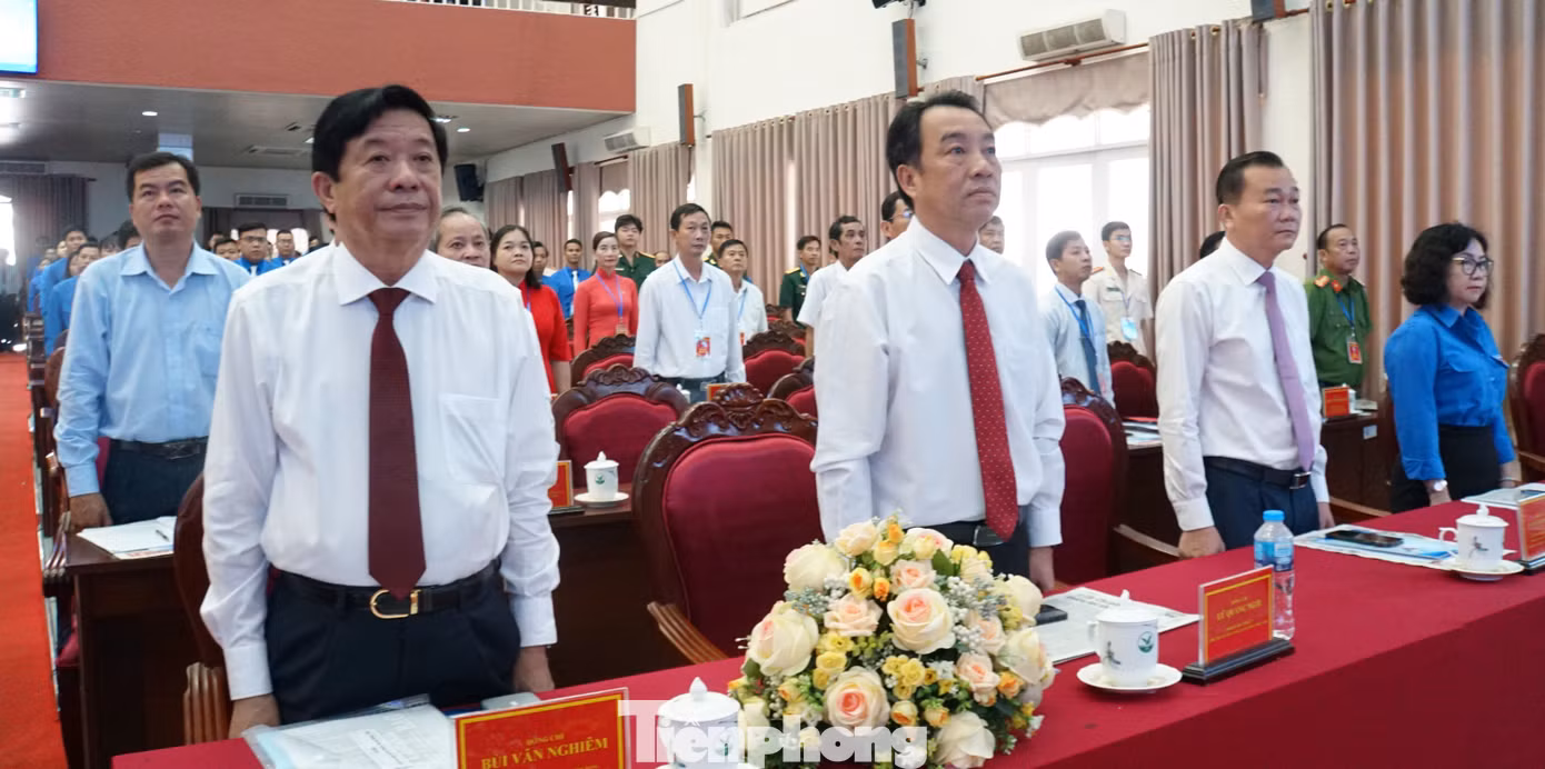 Lãnh đạo tỉnh Vĩnh Long tham dự đại hội. Ảnh: Hòa Hội