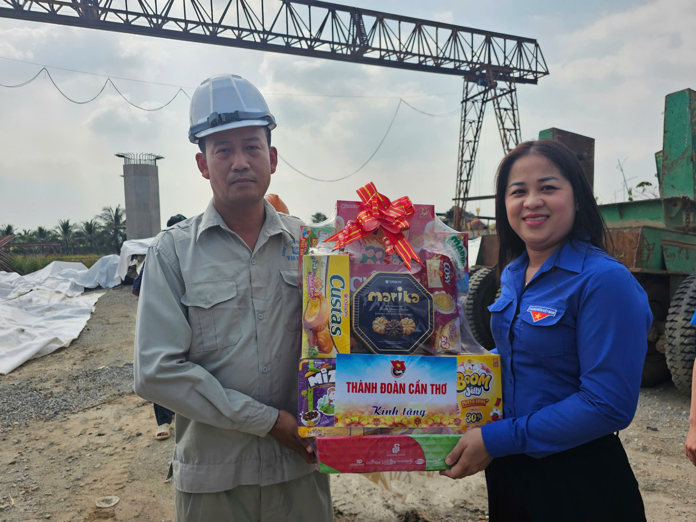 Chị Lư Thị Ngọc Anh - Bí thư Thành Đoàn Cần Thơ, tặng quà Tết cho công nhân thi công cao tốc Châu Đốc – Cần Thơ – Sóc Trăng. Chị Lư Thị Ngọc Anh - Bí thư Thành Đoàn Cần Thơ, tặng quà Tết cho công nhân thi công cao tốc Châu Đốc – Cần Thơ – Sóc Trăng.