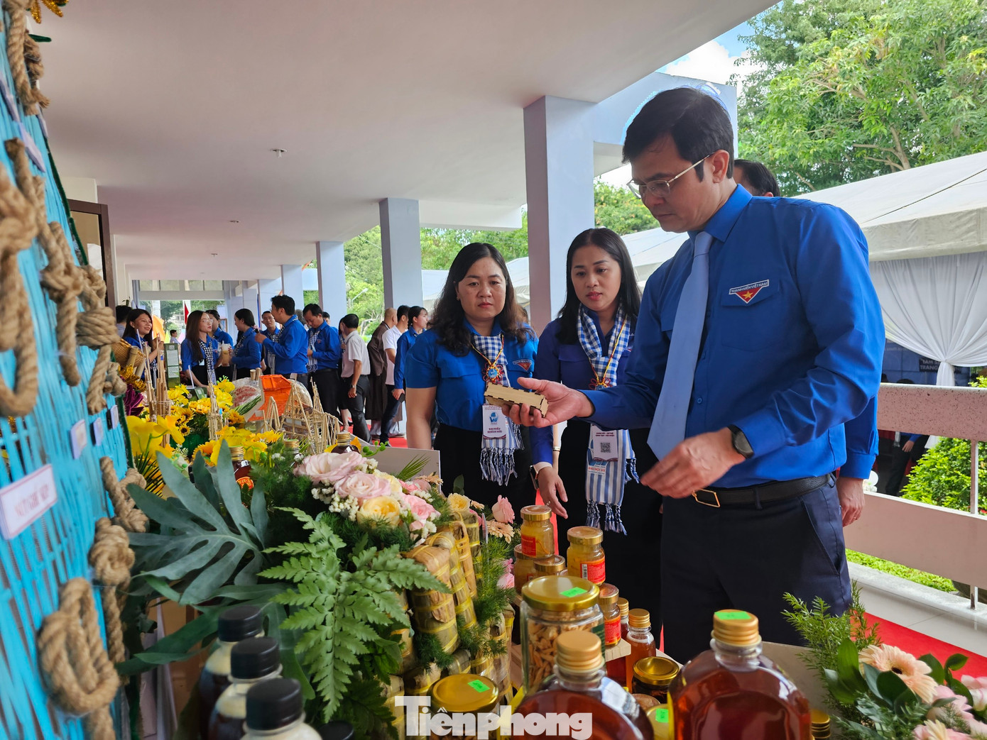 Bí thư thứ nhất Trung ương Đoàn - anh Bùi Quang Huy tham quan sản phẩm khởi nghiệp. Ảnh: Hòa Hội