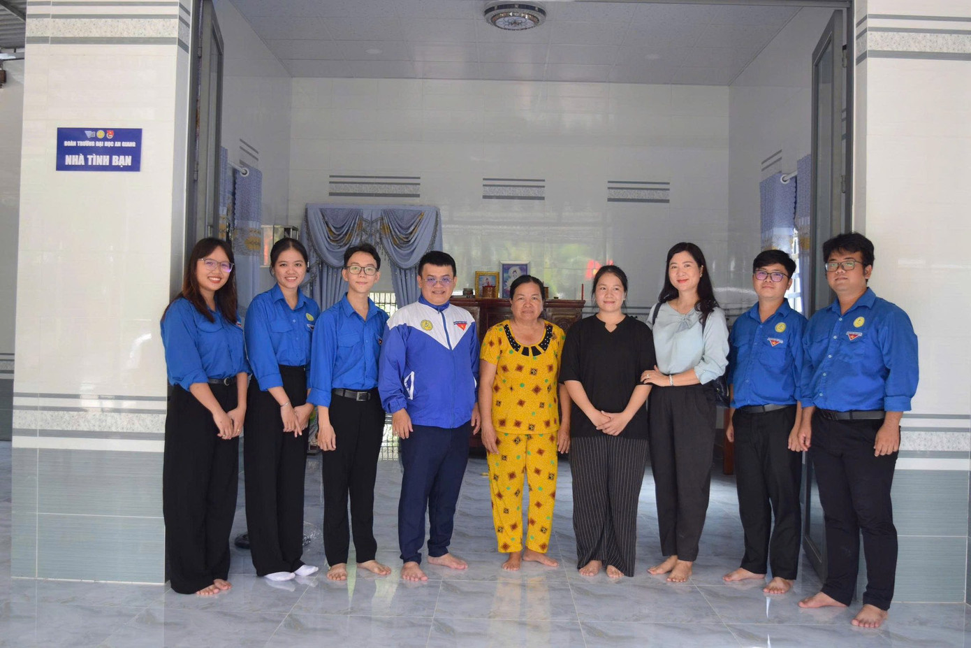 Đoàn trường Đại học An Giang trao tặng Nhà tình bạn cho gia đình sinh viên Lê Thị Thùy Linh, để vươn lên thoát nghèo. Đoàn trường Đại học An Giang trao tặng Nhà tình bạn cho gia đình sinh viên Lê Thị Thùy Linh, để vươn lên thoát nghèo.