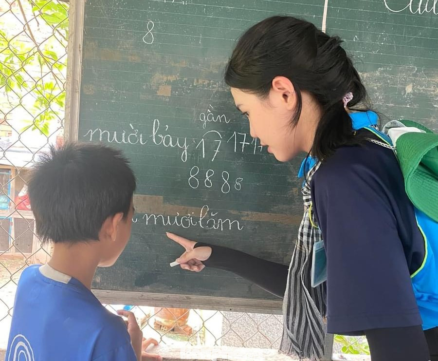 Chiến sĩ tình nguyện hướng dẫn các em học bài.