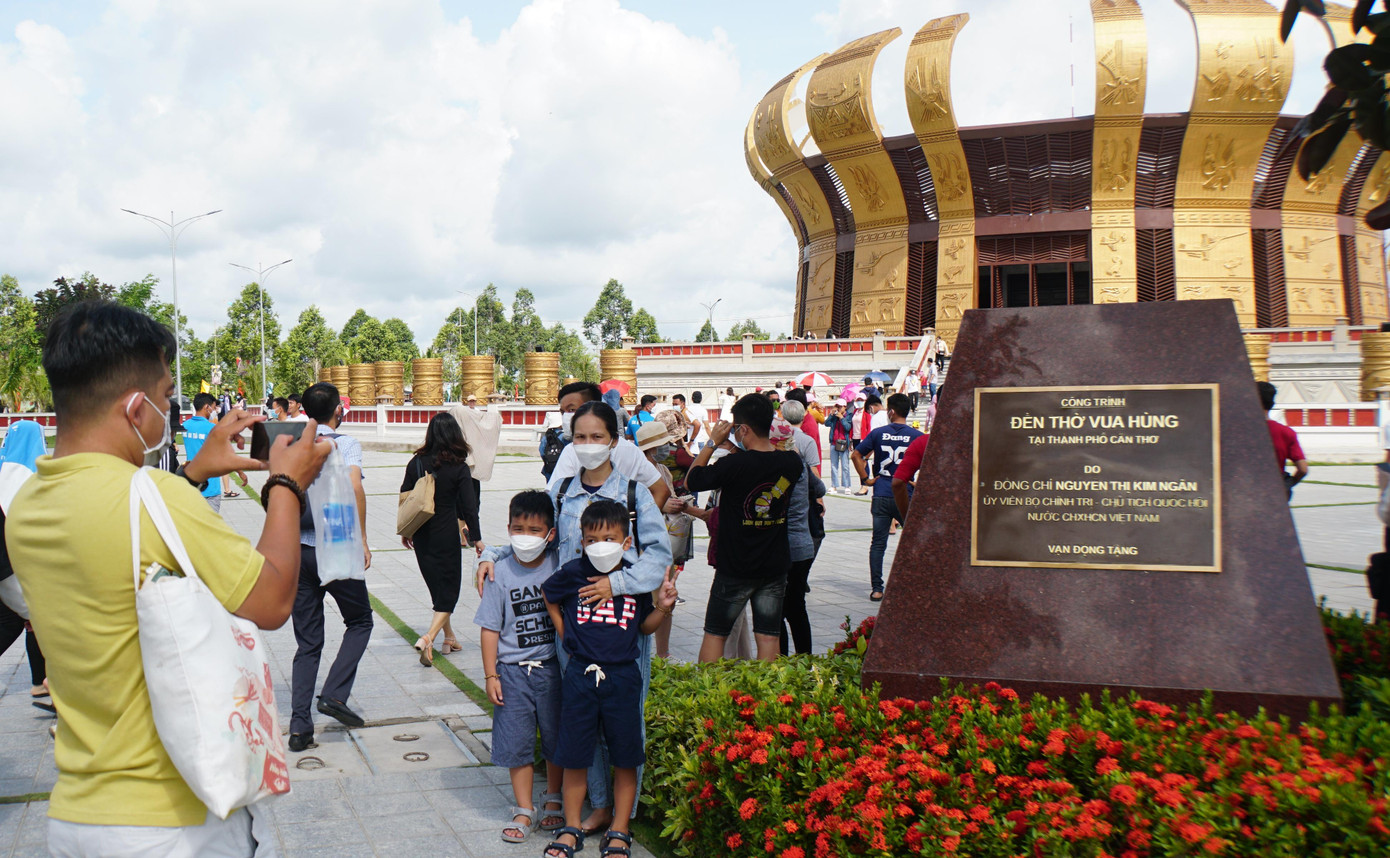 Người dân chụp ảnh lưu niệm. - Ảnh: Hòa Hội