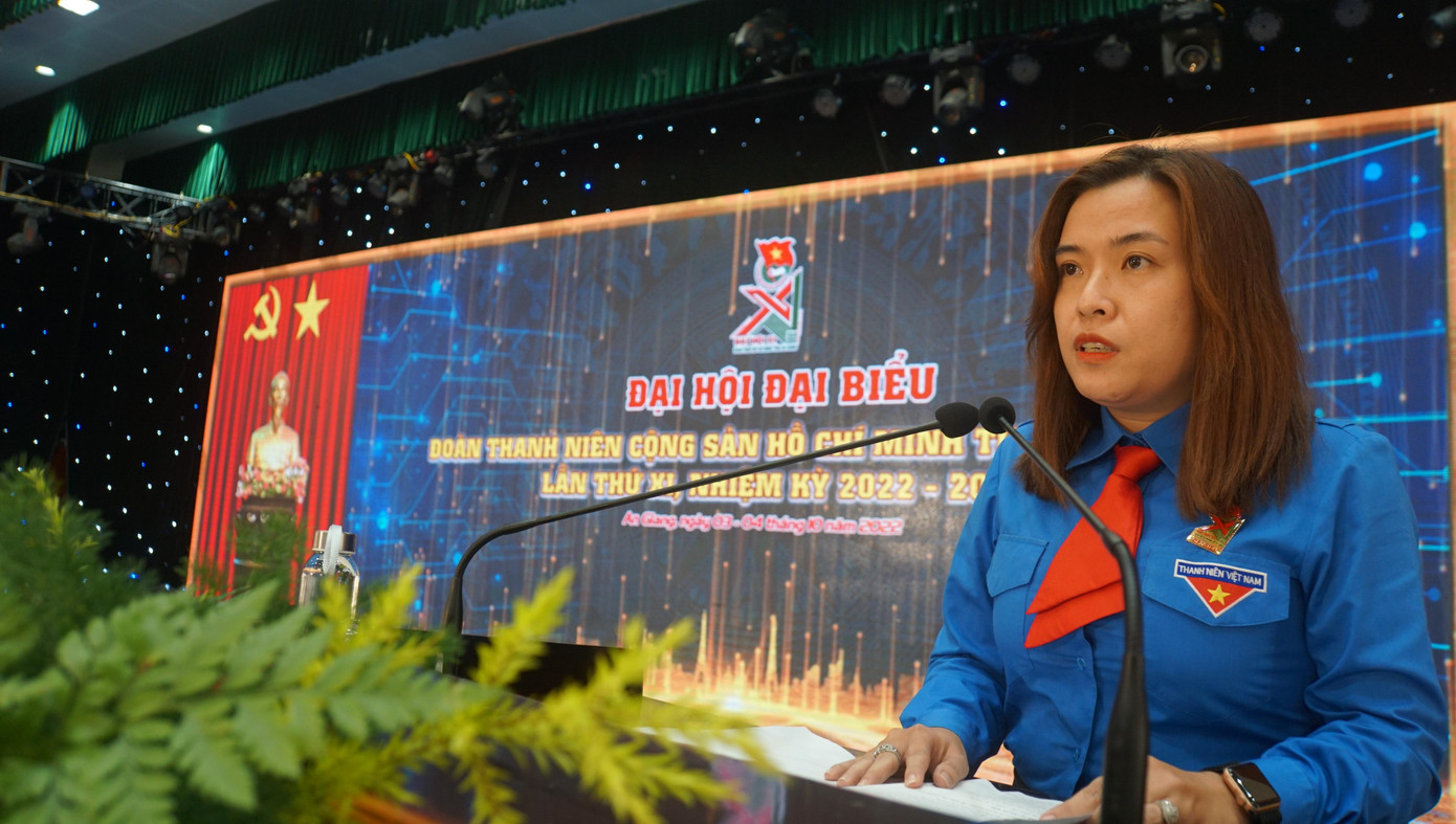 Chị Nguyễn Phượng Thư, Trưởng Ban thẩm tra tư cách đại biểu báo cáo trước đại hội. Ảnh: Hòa Hội