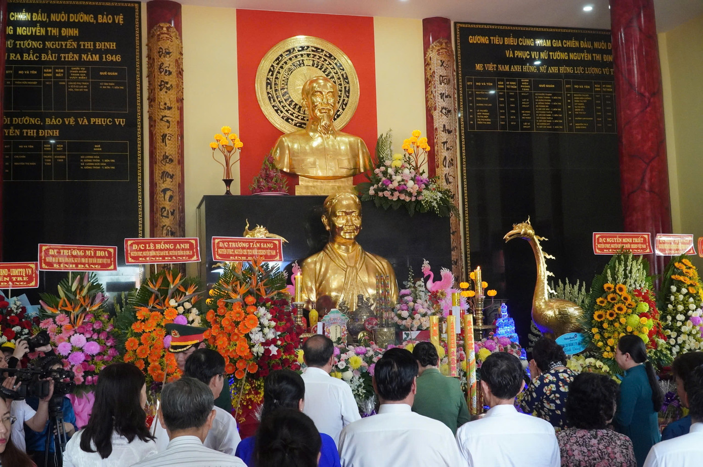 Đại biểu viếng nữ tướng Nguyễn Thị Định. Đại biểu viếng nữ tướng Nguyễn Thị Định.