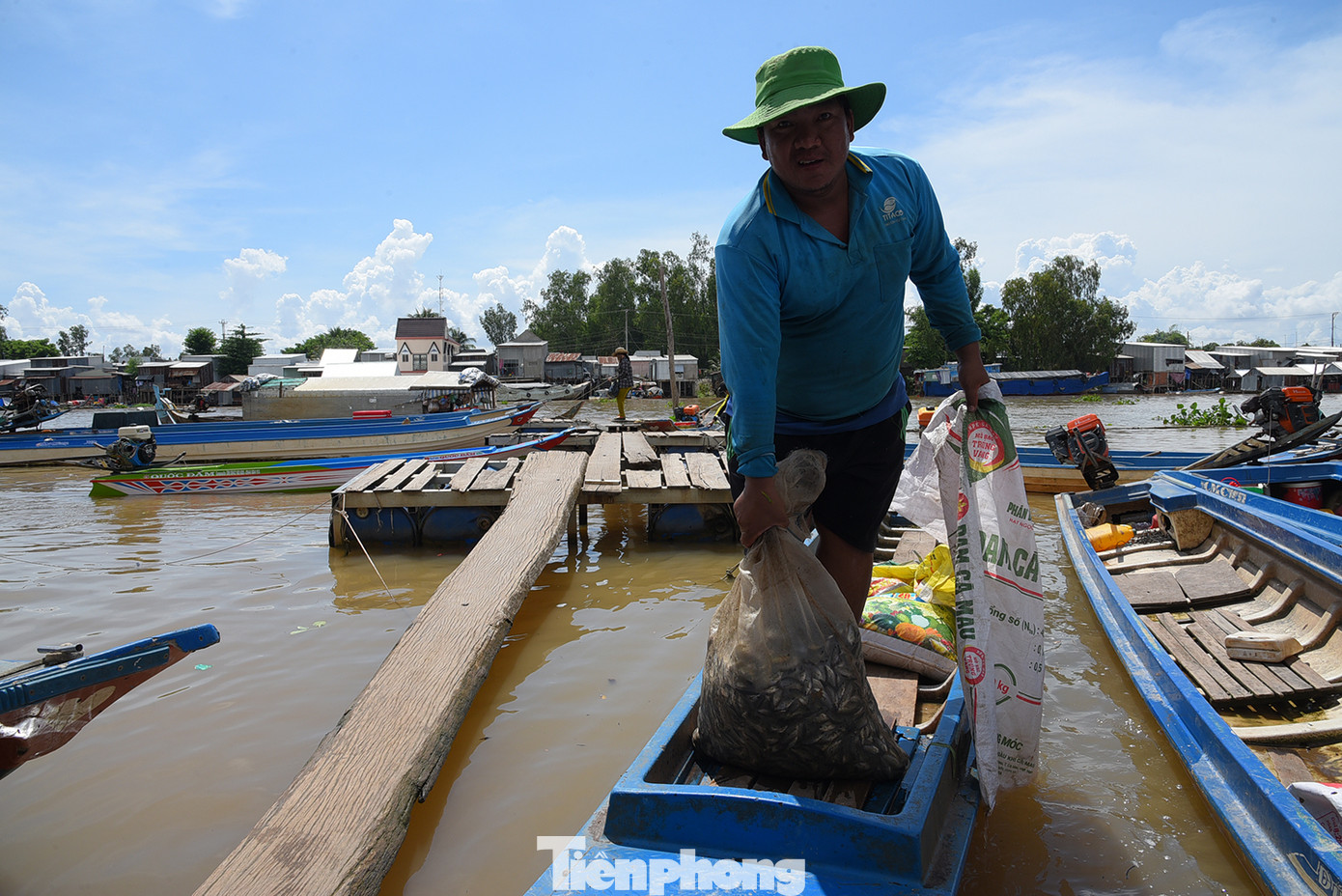 Người dân từ Campuchia chở cá sang chợ Vĩnh Hội Đông (An Phú) để bán. Ảnh: Hòa Hội.