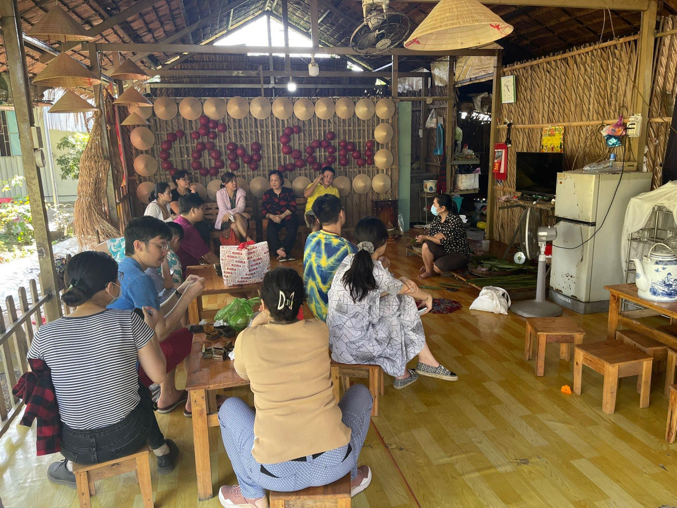 Bà Lê Thị Bé Bảy, đại diện Câu lạc bộ du lịch cộng đồng Cồn Sơn cho biết, từ mùng 1 Tết đến nay trung bình mỗi ngày nơi đây đón hơn 1.000 lượt khách đến tham quan, trải nghiệm.