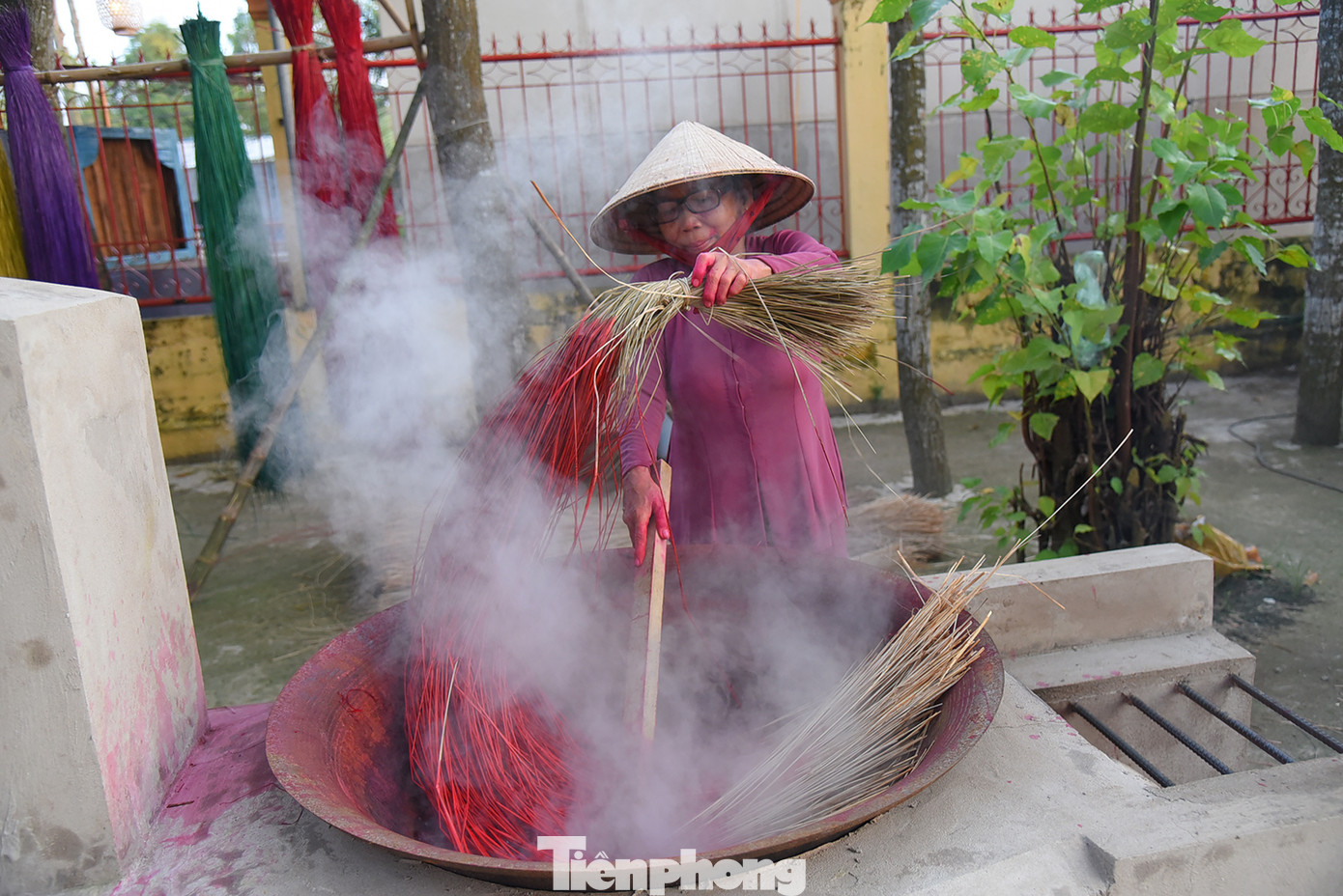 Nghệ nhân nhuộm lác để dệt chiếu. Ảnh: Hòa Hội.