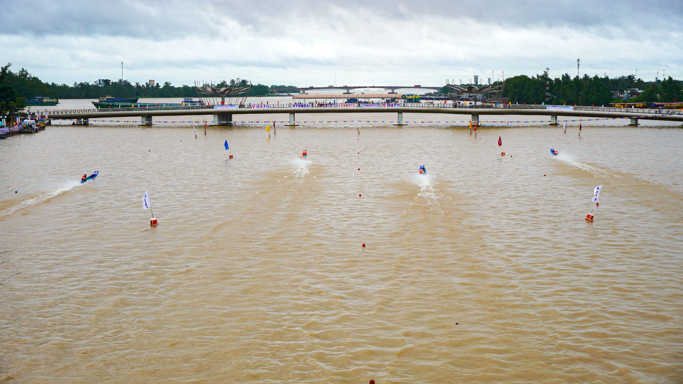Quang cảnh đua vỏ lãi. Quang cảnh đua vỏ lãi.