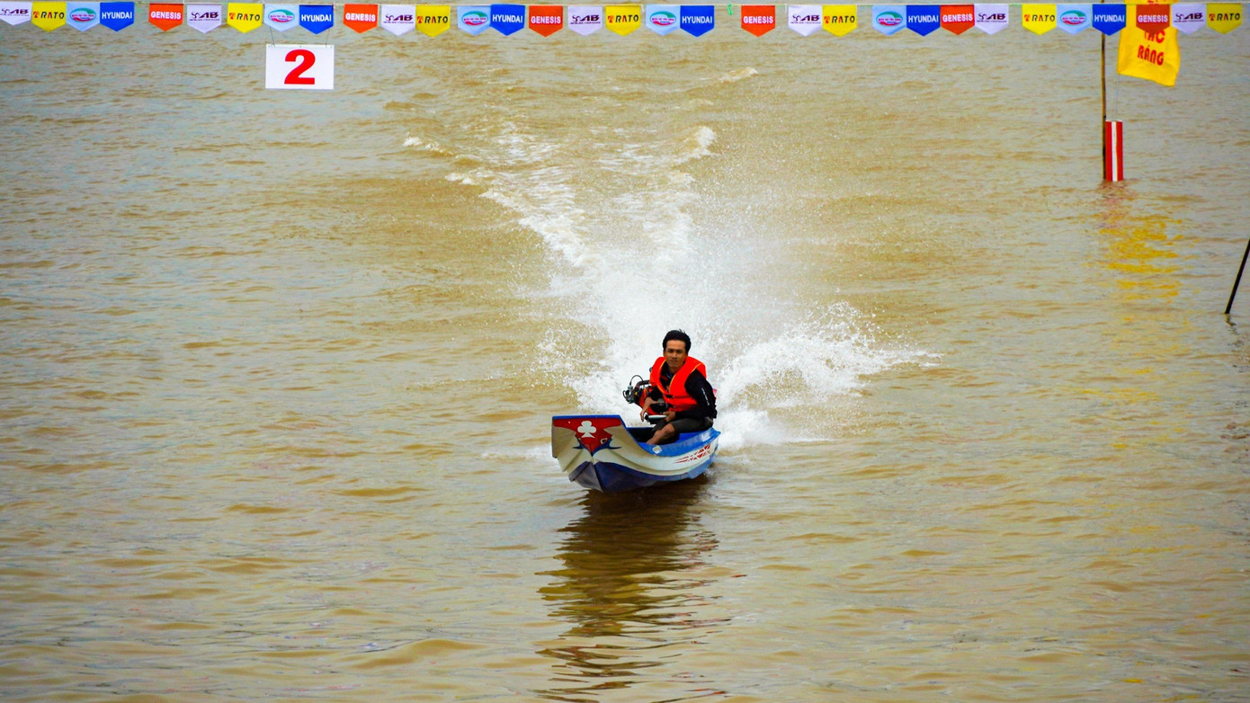 Các vận động viên đua nhau về đích. Các vận động viên đua nhau về đích.