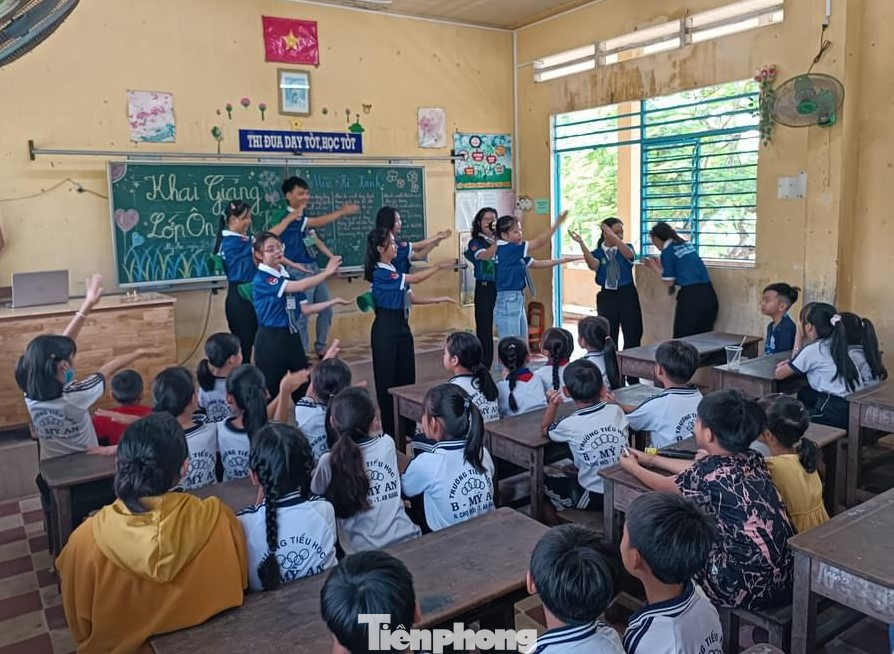 Các bạn sinh viên tình nguyện tạo khi khí vui vẻ trong lớp học.