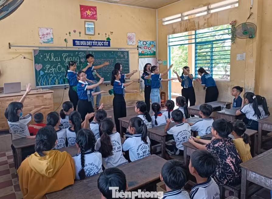 Các bạn sinh viên tình nguyện tạo khi khí vui vẻ trong lớp học.