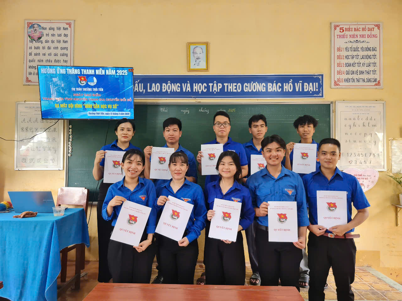 Đội hình Bình dân học vụ số thị trấn Thường Thới Tiền, nay là xã Thường Phước, tỉnh Đồng Tháp.