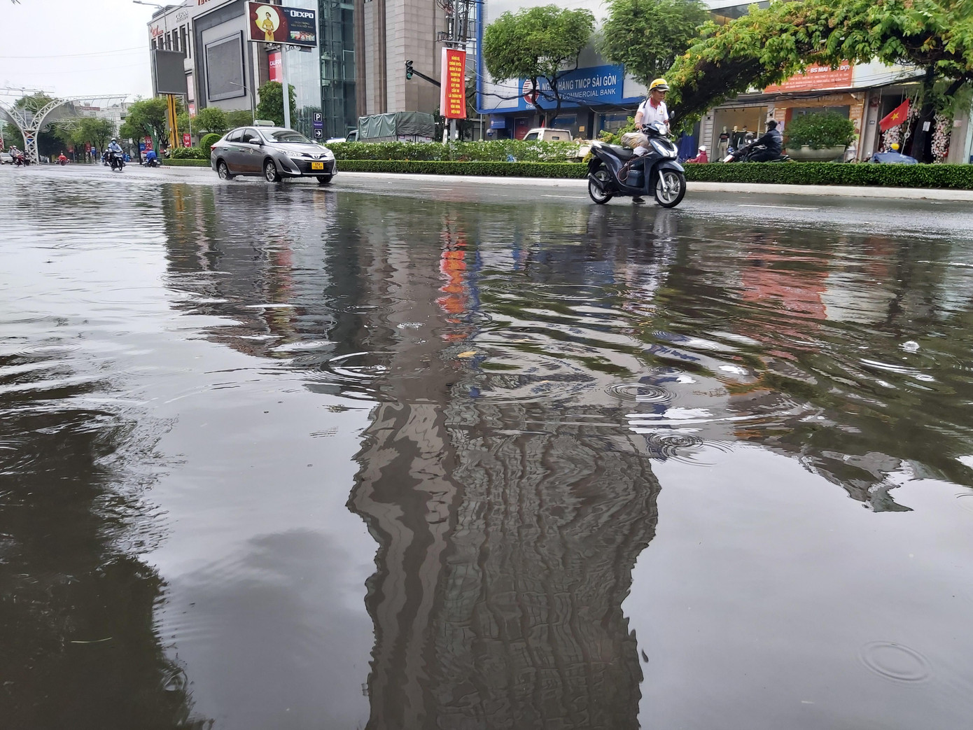 Xe chết máy khiến người dân dẫn bộ. - Ảnh: Hòa Hội