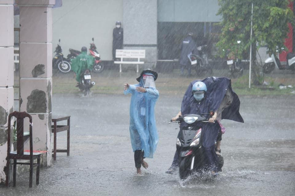 Tại TP Cần Thơ, từ hơn 12 giờ (7/7) cơn mưa tầm tã kéo dài hơn 2 giờ khiến thí sinh gặp khó khăn trong việc đi lại. Tuy nhiên, các tình nguyện viên không ngại vất vả hỗ trợ giúp các em vào phòng thi an toàn. - Ảnh: CTV Thành đoàn Cần Thơ