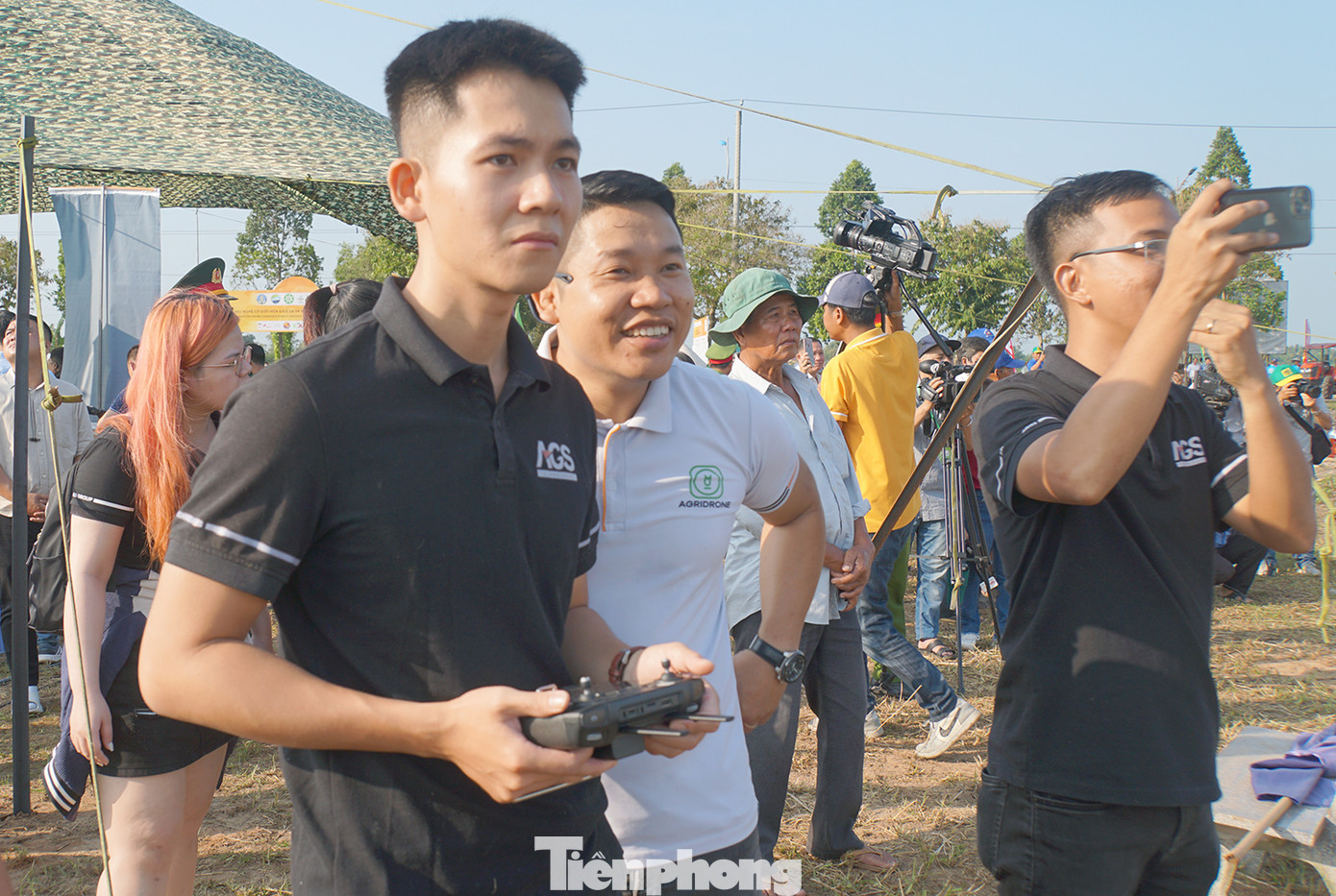 Điều khiển thiết bị bay không người lái. Ảnh: Hòa Hội.