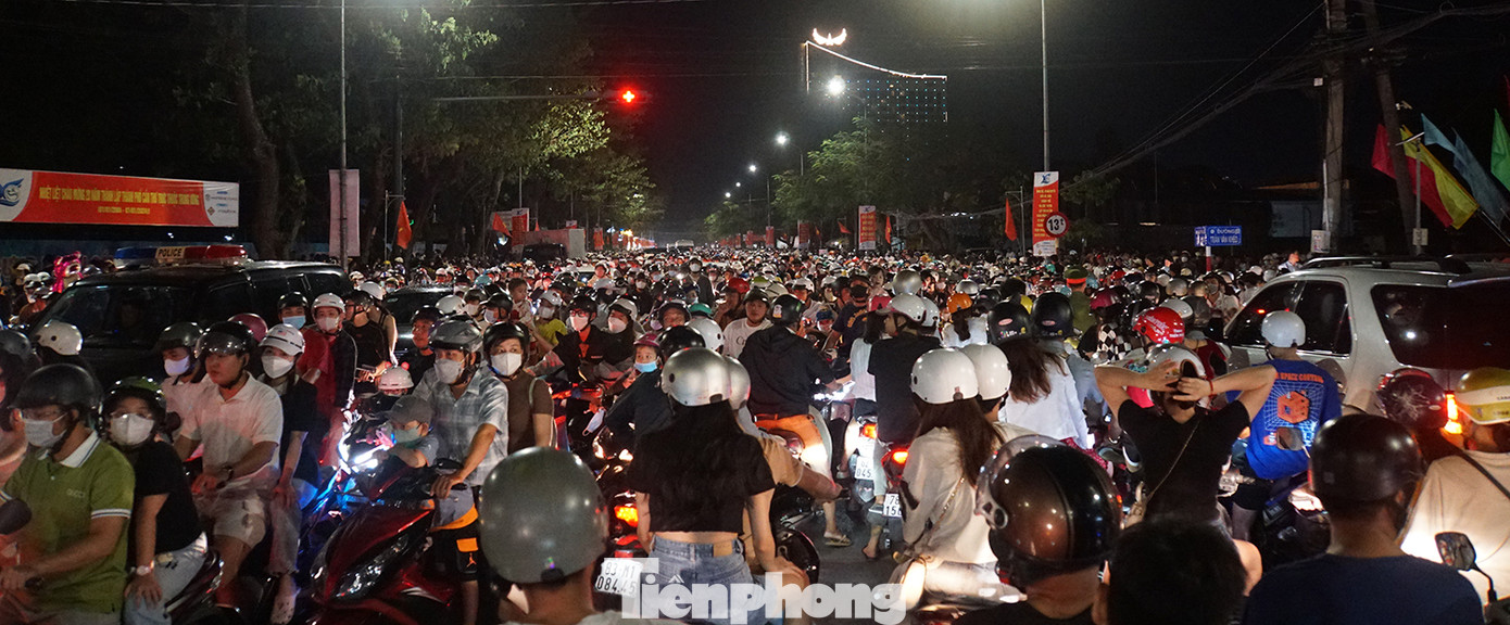 Hàng vạn người trên đường Lê Lợi, quận Ninh Kiều. Ảnh: Hòa Hội