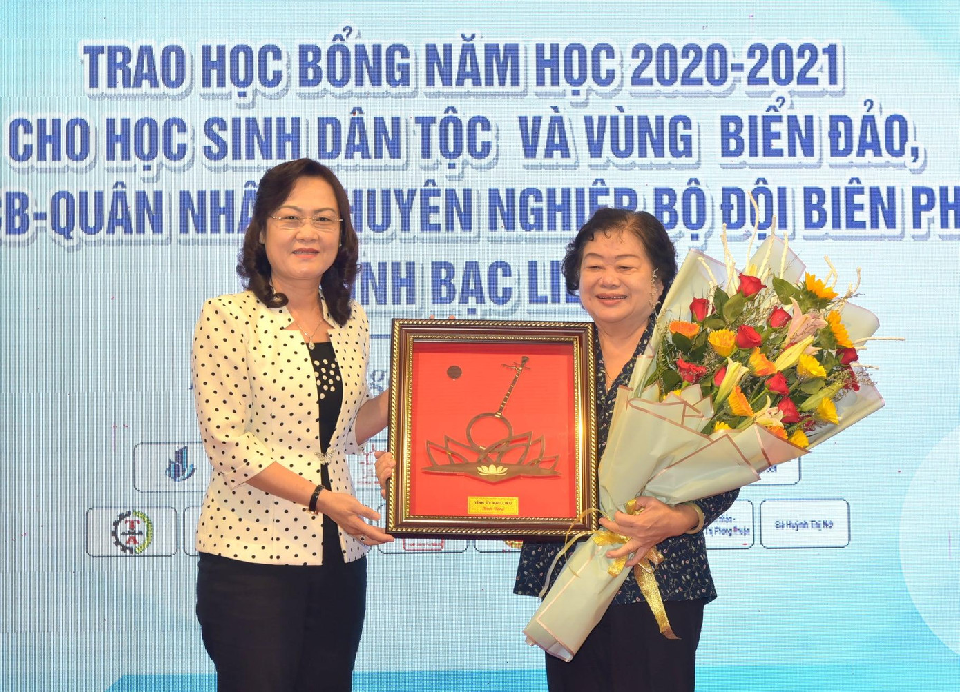 Trước đó vào ngày 7/4, Qũy học bổng Vừ A Dính và học bổng Câu Lạc Bộ “Vì Hoàng Sa – Trường Sa thân yêu” cũng đã trao 110 suất học bổng, mỗi suất 1 triệu đồng cho học sinh tại Sóc Trăng.
