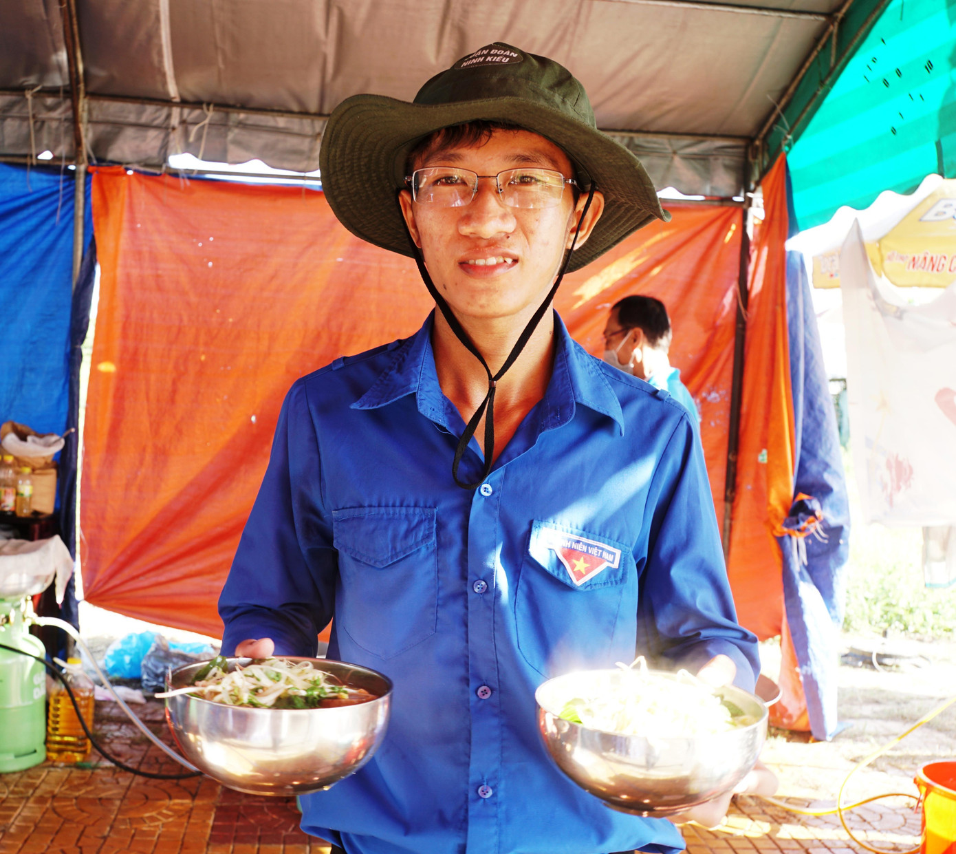'Bếp ấm - Cùng chung tay phòng chống dịch COVID - 19' khởi động từ ngày 29/6, đặt tại chốt khai báo y tế số 1 (chốt trung tâm) do các thầy cô giáo phụ trách nấu, phục vụ bữa ăn sáng, trưa, chiều mỗi ngày trên 500 suất cho lực lượng kiểm soát dịch, tình nguyện viên tại chốt chính dẫn vào trung tâm thành phố và một số chốt khác trên địa bàn quận Ninh Kiều, Cái Răng.