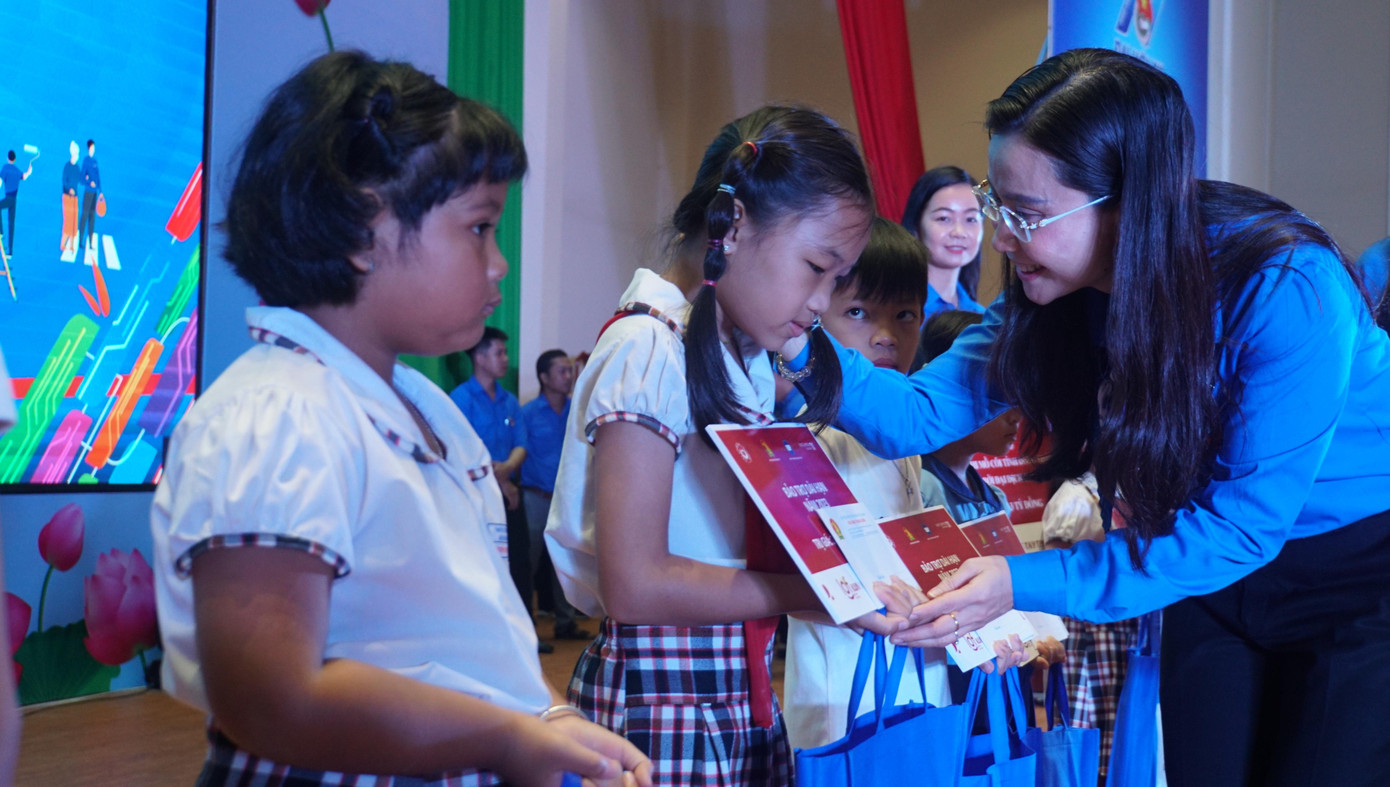 Chị Nguyễn Phạm Duy Trang, Bí thư Trung ương Đoàn tặng quà cho học sinh Đồng Tháp