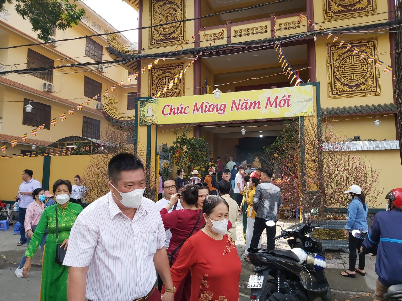 Người dân viếng chùa Khánh Quang đầu năm mới tại trung tâm thành phố Cần Thơ. Ảnh: Hòa Bình