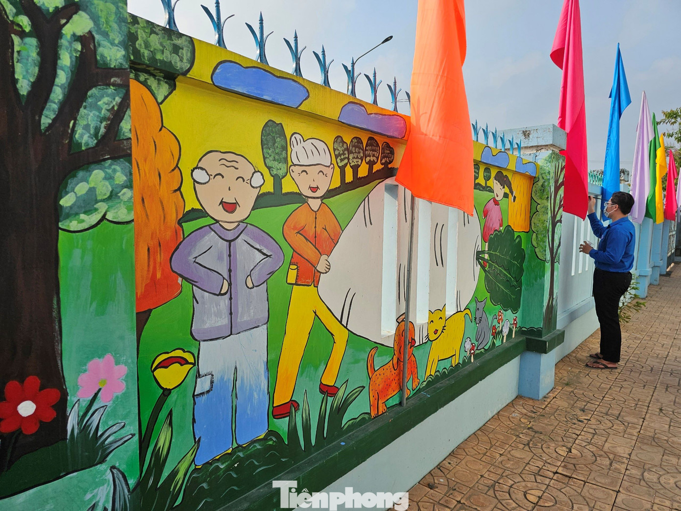 Đoàn viên thanh niên vẽ tranh sơn tường và cải tạo vườn hoa của bé tại trường Mầm non Trung Hưng 1.