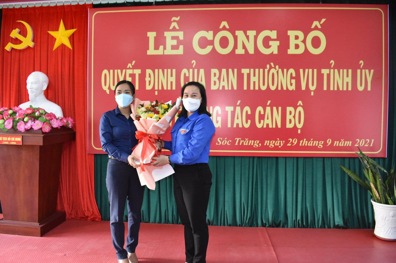 Chị Võ Kim Chuyền (bên phải) tặng hoa cho tân Bí thư Tỉnh đoàn Sóc Trăng Triệu Thị Ngọc Diễm